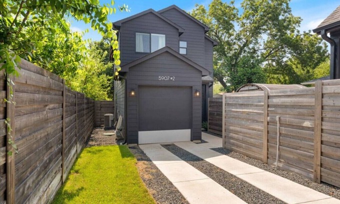 Austin Apartamento | Modern Comfort Near It All | 2BR/2.5BA | Sleeps 6