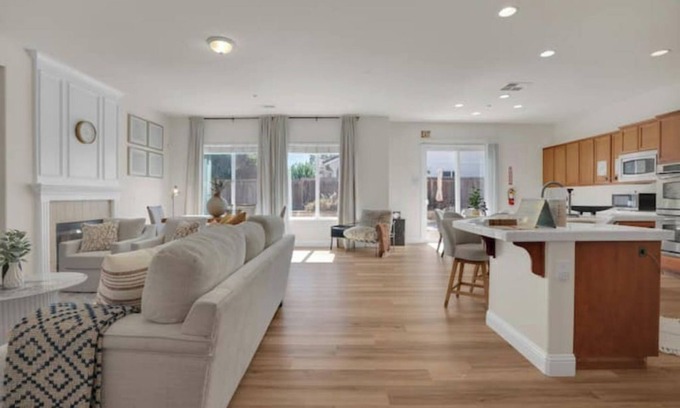 Brentwood Casa | Modern Comfort: Rose Garden Edition