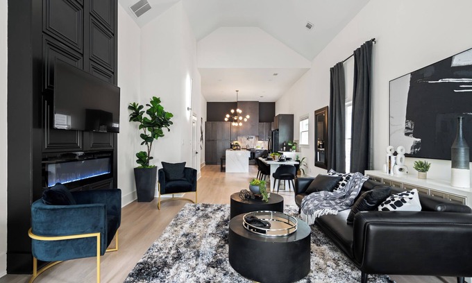 East Side Casa | Modern Comfort- Spa Bath+ Large Patio+ Fireplace