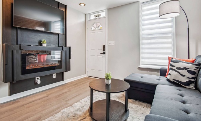 Riverside Casa | Modern & Comfy ~ Federal Hill ~ Queen Bed ~ Patio / Deck near M&T / Camden