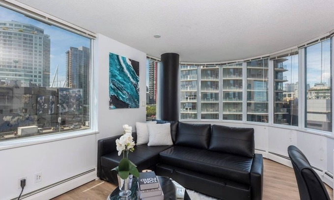 Crosstown Condominio | Modern & Comfy in Downtown ~ Views ~ Pool