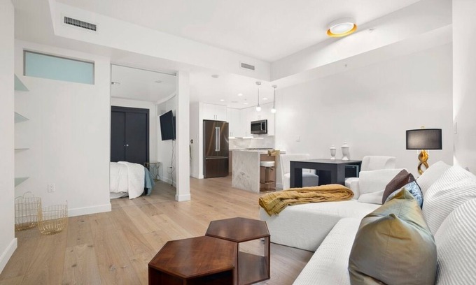 Northwest Bellevue Condominio | Modern Condo - 24/7 Concierge & Hotel Amenities in Downtown Bellevue