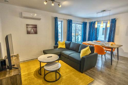 Laval-des-Rapides Apartamento | Modern Condo 2BR 4 beds AC Wi-Fi Free Parking
