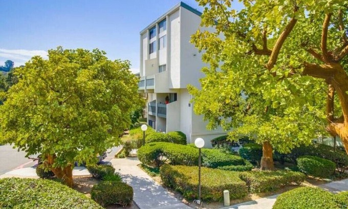 Bay Ho Condominio | Modern Condo Central near Beach & Bay
