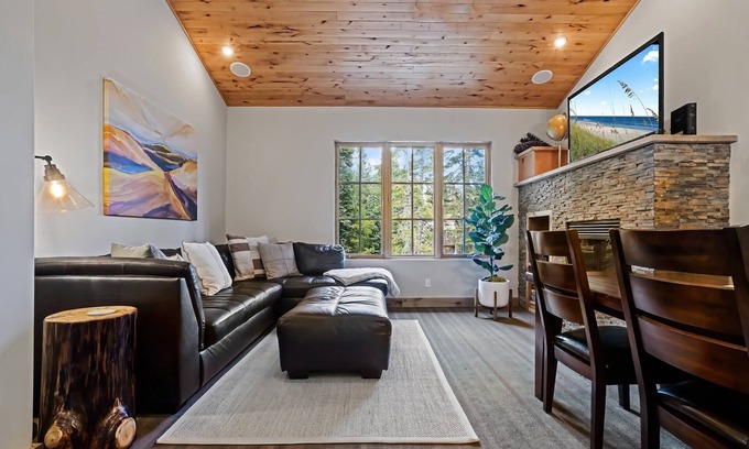 Bear Valley Condominio | Modern Condo - EV Charger - SM 301 by Bear Valley Vacation Rentals