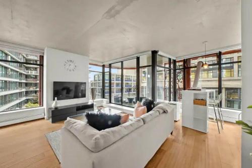 Gastown Apartamento | Modern Condo in downtown two bedroom parking lot