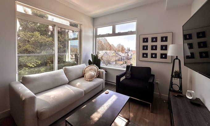 Hastings Condominio | Modern Condo in East Vancouver with Sunset Views - Above a Bakery!