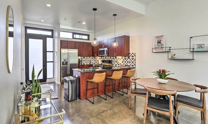 South Lamar Condominio | Modern Condo in Trendy SoLa with Balcony