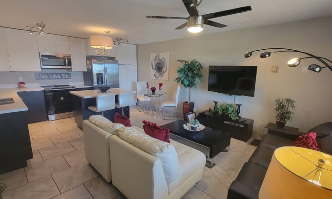 Apache Junction Condominio | Condominio moderno con vistas a la montaña y piscina climatizada