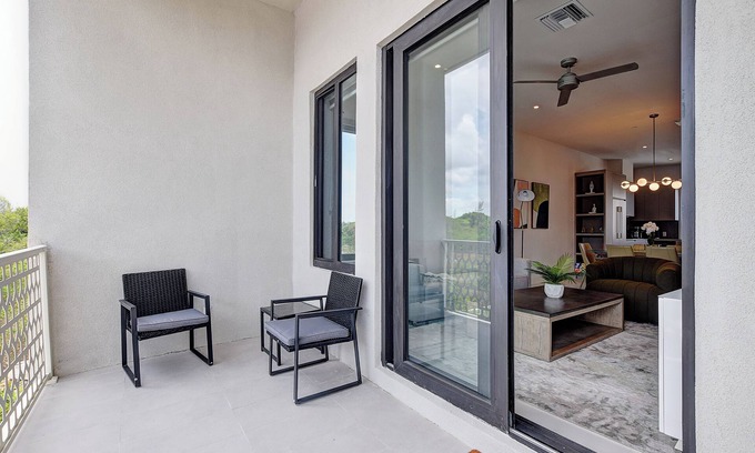 Westwind Condominio | Modern condo, steps to beach. Gym, generator, gated community.