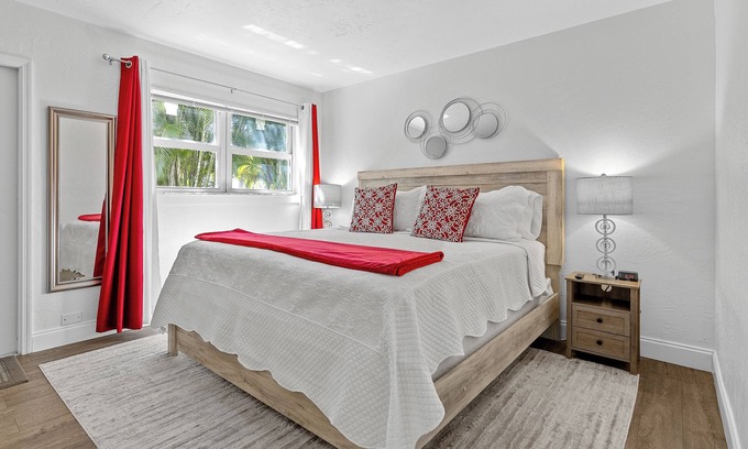 Pineapple Grove Arts District Apartamento | Modern Condo Walk to Restaurants & Shops, Bike to Beach, Beach Chairs & Bikes