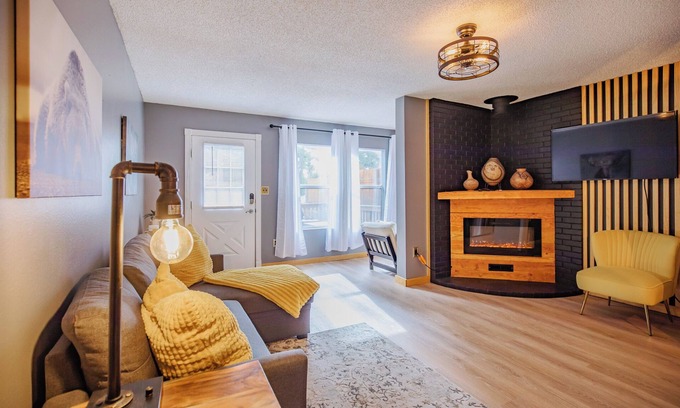 Cloudcroft Condominio | Modern condo walking distance to EVERYTHING.