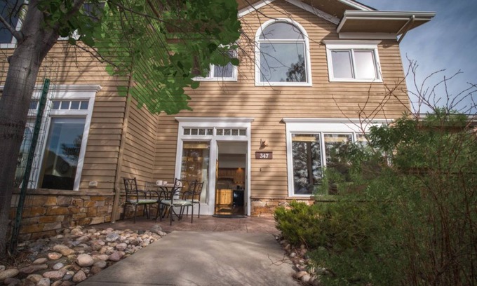 Stanley Hills Condominio | Modern condo with cozy fireplace, private hot tub, and Jacuzzi!