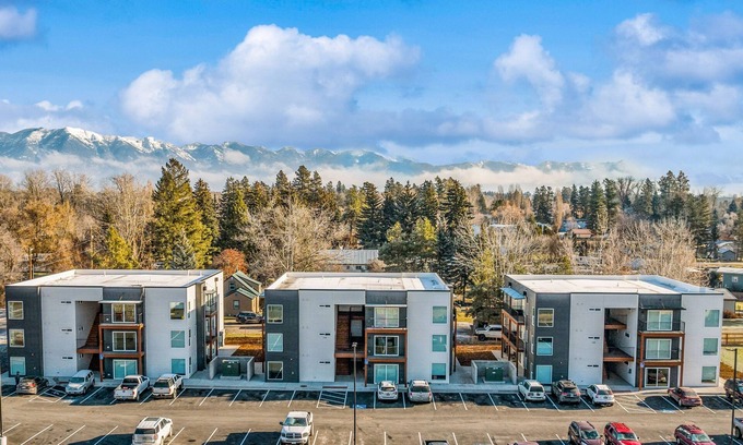 Evergreen Apartamento | Modern condo with full kitchen & Washer/Dryer - Dog Friendly