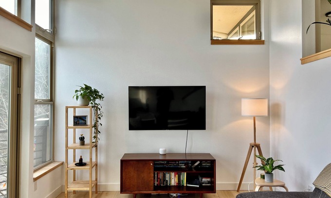 Portland Heights Condominio | Modern condo with Mt Hood views near OHSU