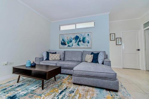 New Kingston Apartamento | Modern Condo with Pool New Kingston