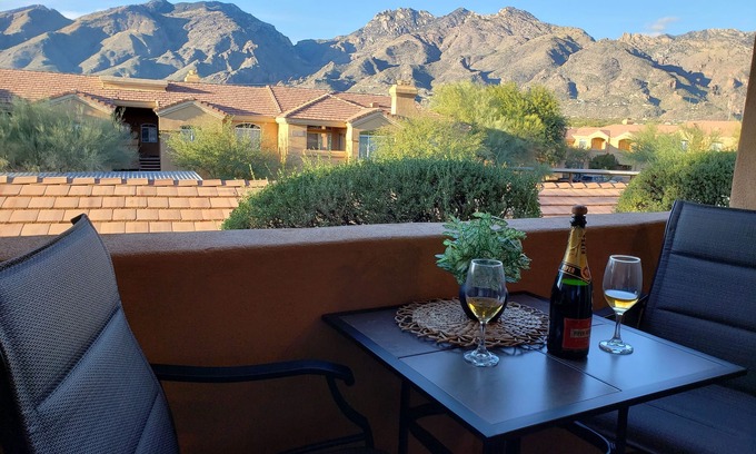 Tucson Condominio | Nuevo en el mercado! Condominio remodelado con muebles y muebles nuevos!