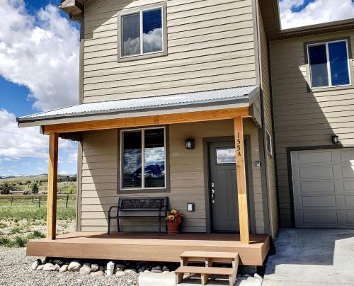 Ennis Casa | Modern Condominium with Pet-Friendly Drift Boat Parking near Madison River in Ennis, Montana