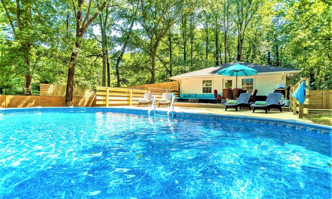 North Decatur Casa | ¡Para estrenar! ¡Casa contemporánea moderna de 3 recámaras (4 camas) con jacuzzi y piscina!
