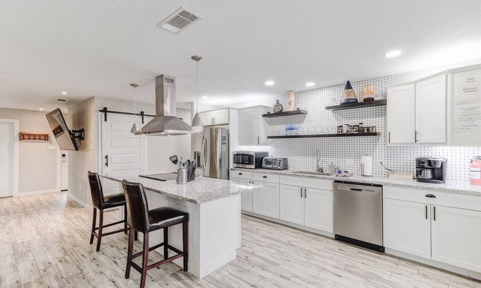 Arlington Casa | "Modern Contemporary" (912)Walk to ATnT - Globe Life -Texas Live and more!!