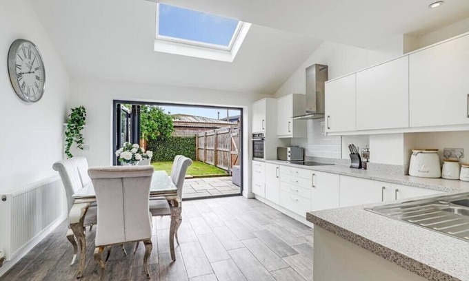Chester Casa | Modern contemporary Home with Free parking