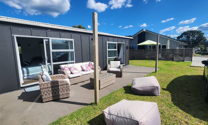 Whangamata Casa | Modern cosy 1 bedroom Bach, estuary location, off-street parking