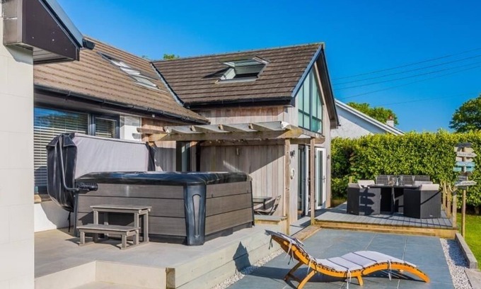 St. Hilary Casa | Modern & Cosy Home with Hot-Tub, 5min drive to Beach, ideal for large families.