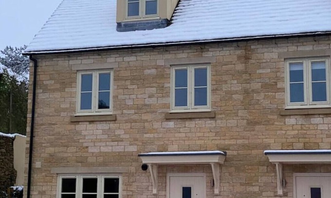 Stow-on-the-Wold Casa | Modern cottage with a sunny patio and home office.