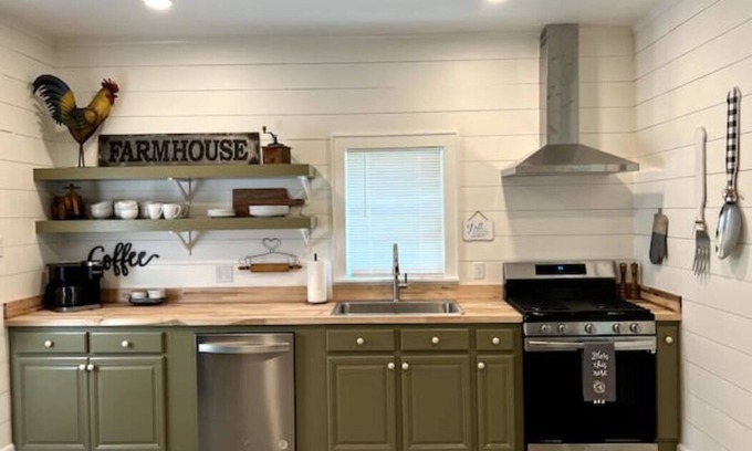 Benton Cabaña | Modern Cottage in Downtown Benton
