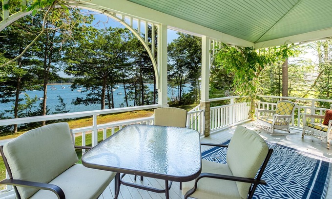 Brunswick Casa | Modern cottage nestled on the eastern shore of Mere Point in Brunswick