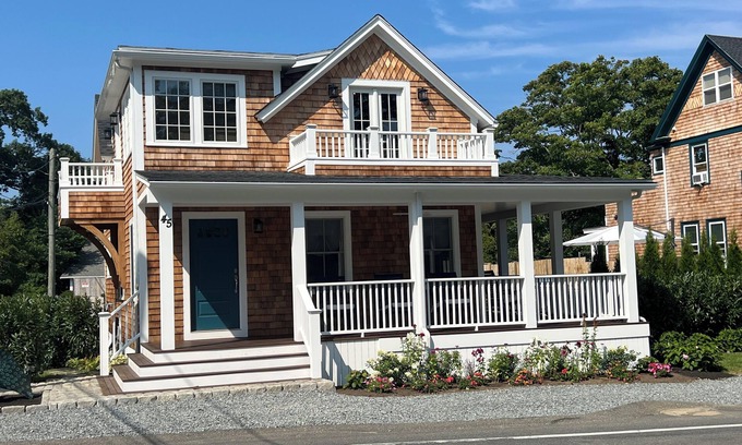 East Chop Casa | Modern Cottage Walk To Town & Beach