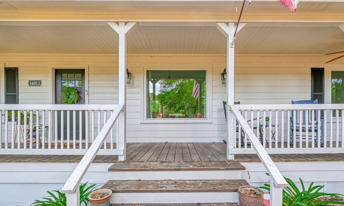 Stagecoach Cabina | Modern Country Home in Magnolia