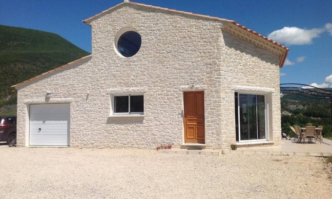 Entrepierres Casa | Modern country house with swimming pool