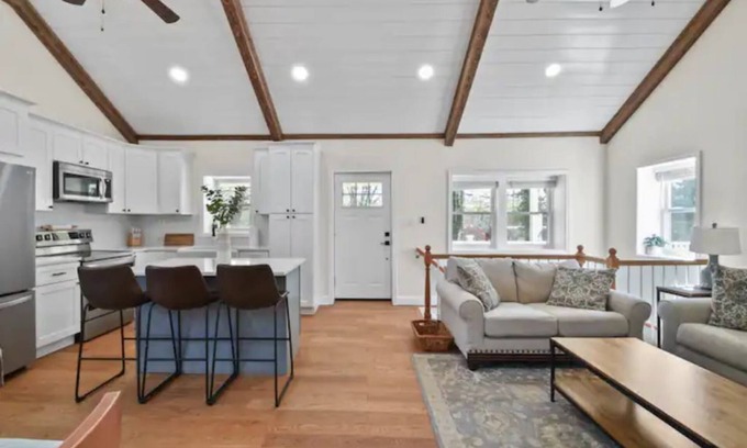 Leesburg Cabaña | Modern Country Cottage in Wine Country