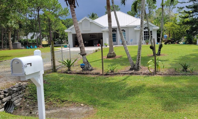 Hunt Club Casa | Modern county living just miles away from the beaches and city night life.