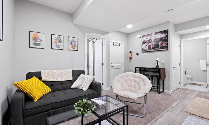 Southwest Calgary Casa | Modern & Cozy 1 Bedroom Suite in SouthWest Calgary - Free Parking + Fast Wifi