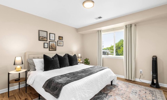 Roseville Apartamento | Modern & Cozy 1BR Upper Flat | King Bed + Laundry