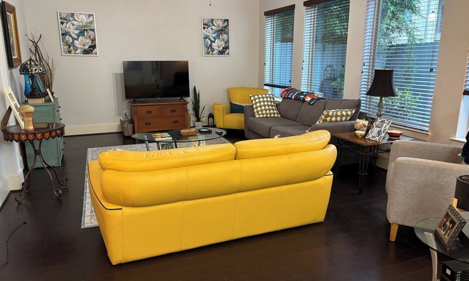 Spring Branch Central Casa | Modern, Cozy 2- bdr house -near Downtown, Galleria, Heights, Memorial, Med Ctr.
