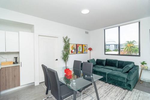 East Little Havana Apartamento | Modern Cozy 2BR Oasis with King Beds Near Marlins Park & Brickell