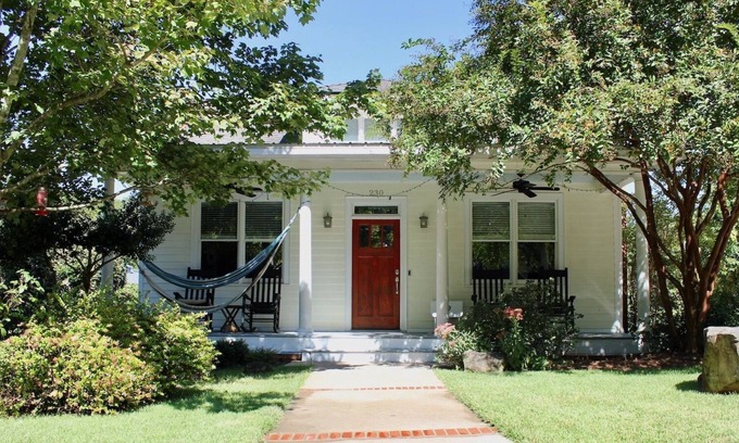 Athens Casa | Modern cozy 3/3 House at UGA- 1 block walk Downtown Athens & 3 to U of Georgia