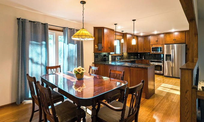 Overland Park Casa | Modern & cozy 3BR family retreat in south Overland Park