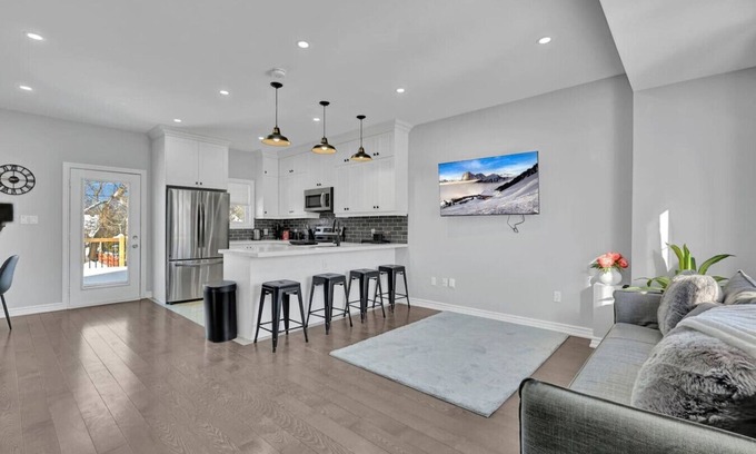 Durham Region Casa | Modern & Cozy 3BR Home in Oshawa