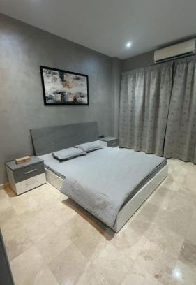 Al Koudh Apartamento | Modern Cozy Apartment with Elegant Gray Design & Smart Lighting