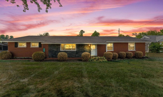 Beavercreek Casa | Modern & Cozy Beavercreek Retreat - 3BR Home w/ Patio – Sleeps 8