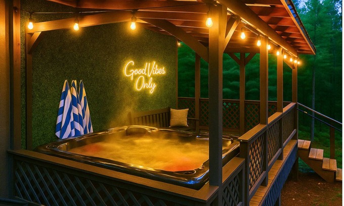 Morganton Cabina | Modern & Cozy Blue Ridge Cabin: Hot Tub & Fire Pit, Surrounded by Nature