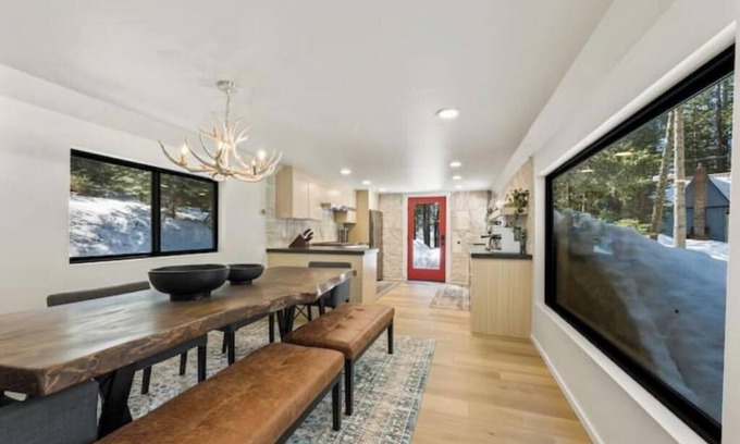 Tahoe National Forest Cabina | Modern Cozy Cabin Retreat