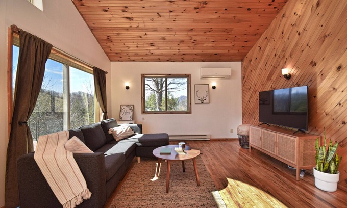 Vilas Cabina | Modern Cozy Cabin Views near Downtown Boone