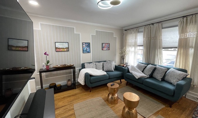 Albany Casa | Modern & Cozy Cntr Square Townhouse Gem from 1854