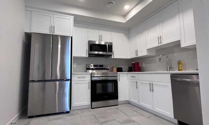 Cochrane Casa | Modern & Cozy guest suite