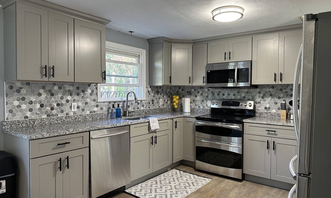Newington Casa | Modern Cozy Home for Families & Pets
